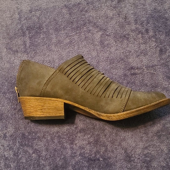 Shoes - Picture 2 of 4